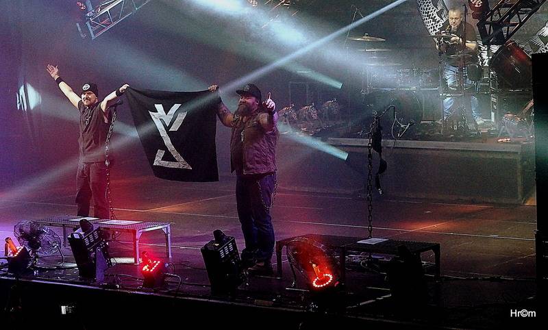 Škwor v Hradci Králové: Na pódium létalo dámské prádlo, fanoušci zpívali jako jeden muž