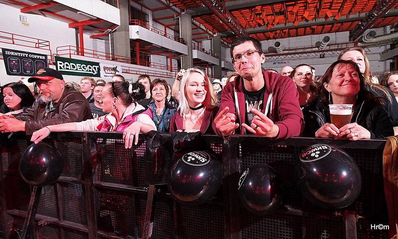 Škwor v Hradci Králové: Na pódium létalo dámské prádlo, fanoušci zpívali jako jeden muž