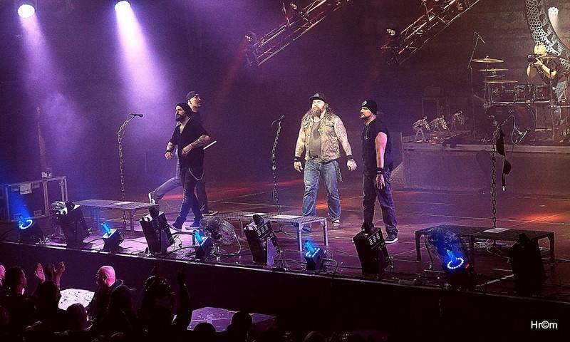 Škwor v Hradci Králové: Na pódium létalo dámské prádlo, fanoušci zpívali jako jeden muž