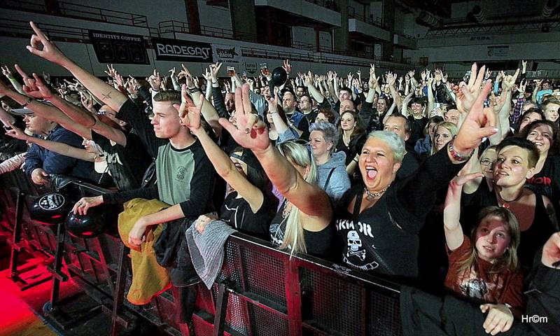 Škwor v Hradci Králové: Na pódium létalo dámské prádlo, fanoušci zpívali jako jeden muž