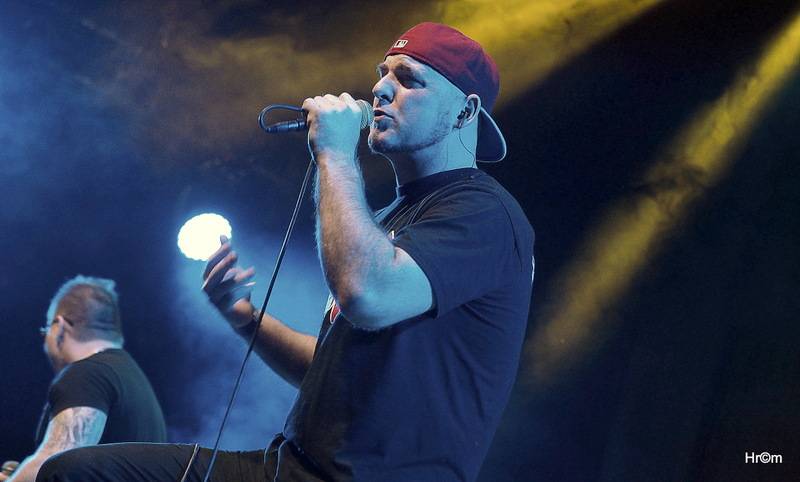 Škwor v Hradci Králové: Na pódium létalo dámské prádlo, fanoušci zpívali jako jeden muž