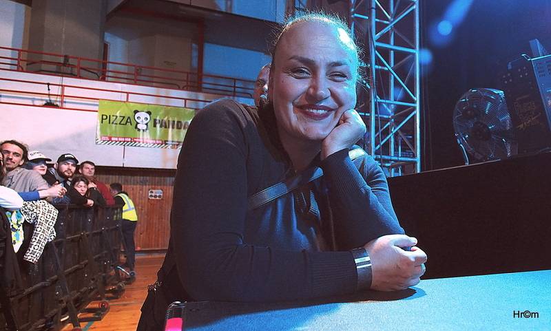 Škwor v Hradci Králové: Na pódium létalo dámské prádlo, fanoušci zpívali jako jeden muž