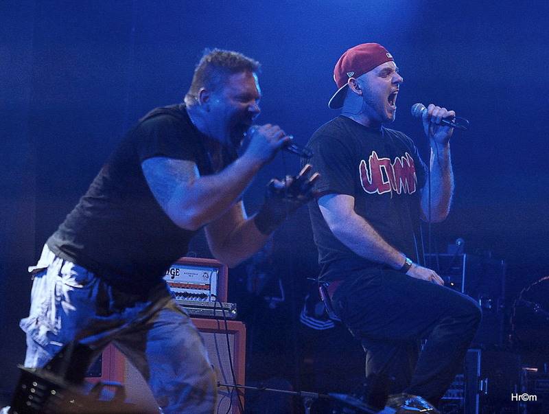 Škwor v Hradci Králové: Na pódium létalo dámské prádlo, fanoušci zpívali jako jeden muž