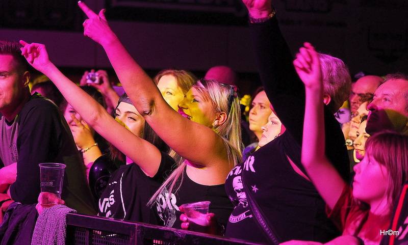 Škwor v Hradci Králové: Na pódium létalo dámské prádlo, fanoušci zpívali jako jeden muž