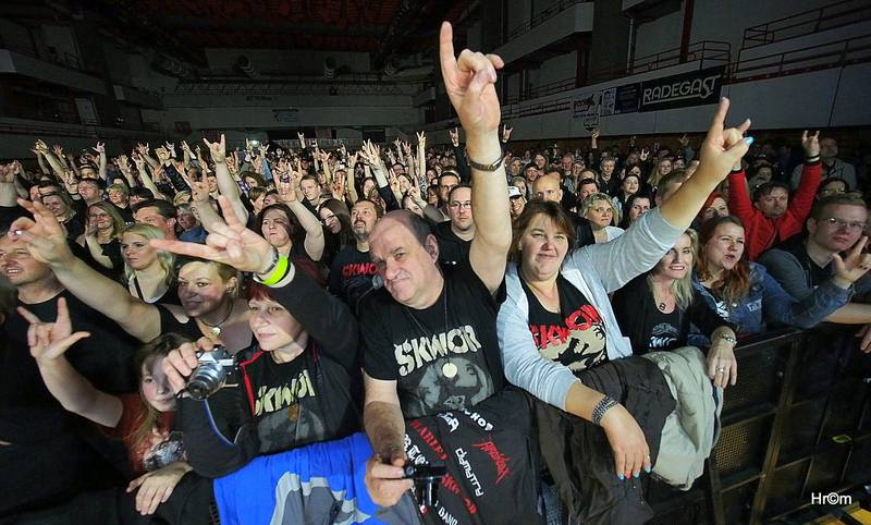 Škwor v Hradci Králové: Na pódium létalo dámské prádlo, fanoušci zpívali jako jeden muž