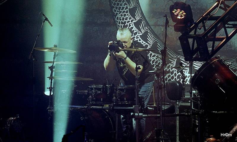 Škwor v Hradci Králové: Na pódium létalo dámské prádlo, fanoušci zpívali jako jeden muž