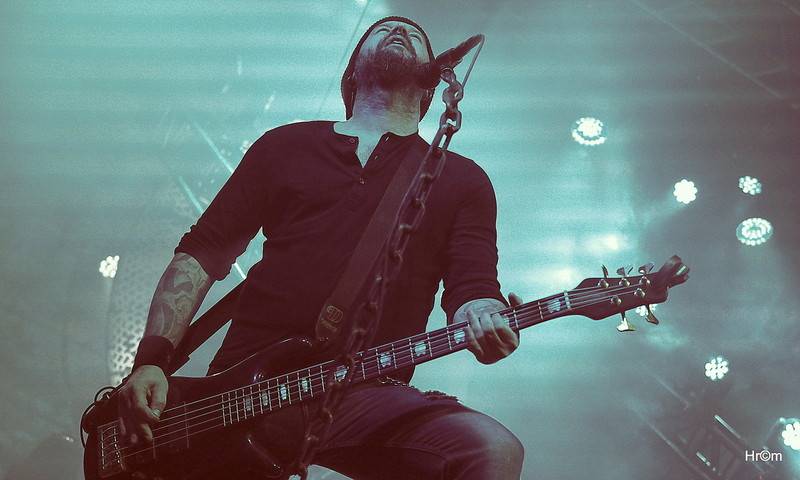 Škwor v Hradci Králové: Na pódium létalo dámské prádlo, fanoušci zpívali jako jeden muž