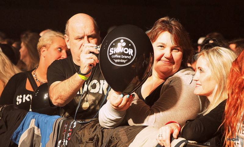 Škwor v Hradci Králové: Na pódium létalo dámské prádlo, fanoušci zpívali jako jeden muž