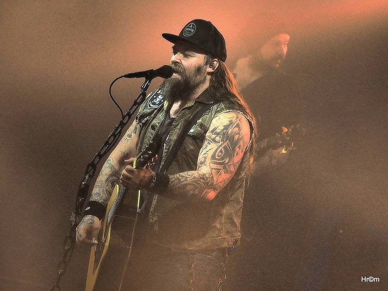 Škwor v Hradci Králové: Na pódium létalo dámské prádlo, fanoušci zpívali jako jeden muž