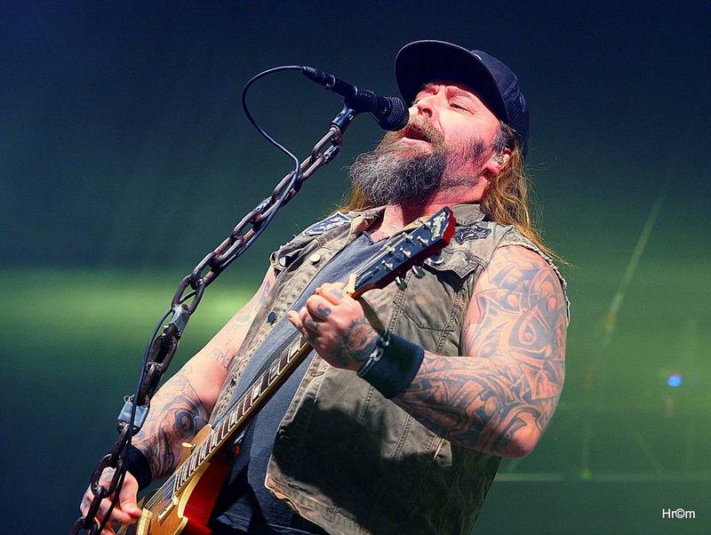 Škwor v Hradci Králové: Na pódium létalo dámské prádlo, fanoušci zpívali jako jeden muž