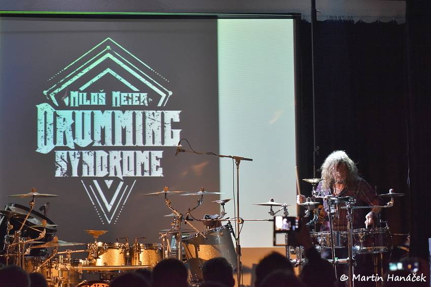 Miloš Meier předvedl v plzeňské Šeříkovce strhující bubenickou show Drumming Syndrome