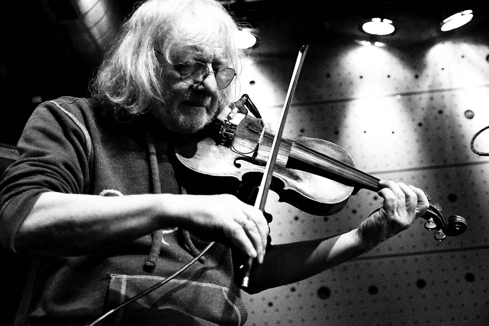 Společné světy - unikátní spojení tří vynikajících muzikantů Jesseho Ballarda, Joe Kučery a Jana Hrubého v Jazz Docku