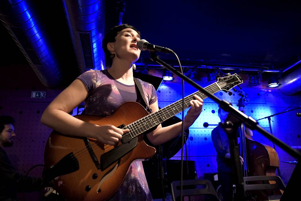 Chilská zpěvačka a kytaristka Camila Meza se v Jazz Docku představila v rámci Amerického jara