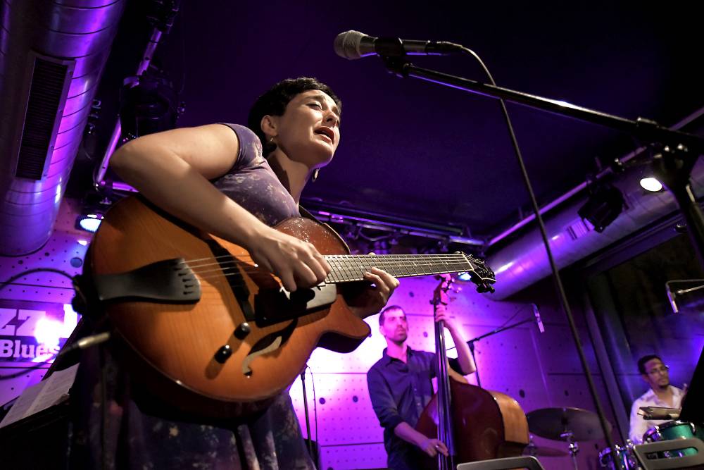 Chilská zpěvačka a kytaristka Camila Meza se v Jazz Docku představila v rámci Amerického jara