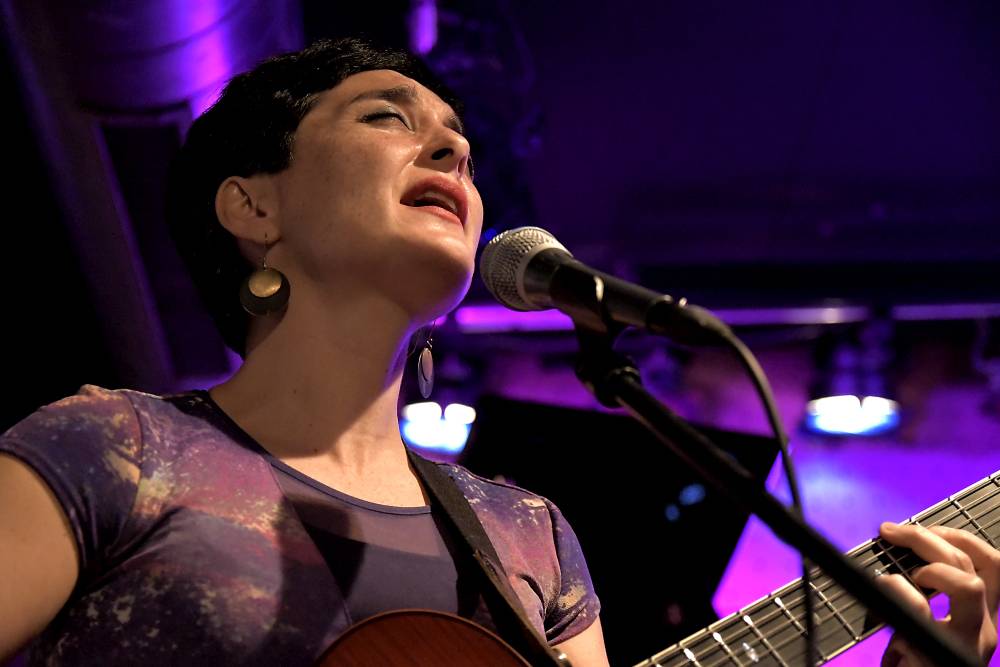 Chilská zpěvačka a kytaristka Camila Meza se v Jazz Docku představila v rámci Amerického jara