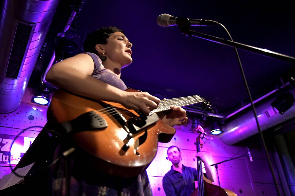 Chilská zpěvačka a kytaristka Camila Meza se v Jazz Docku představila v rámci Amerického jara