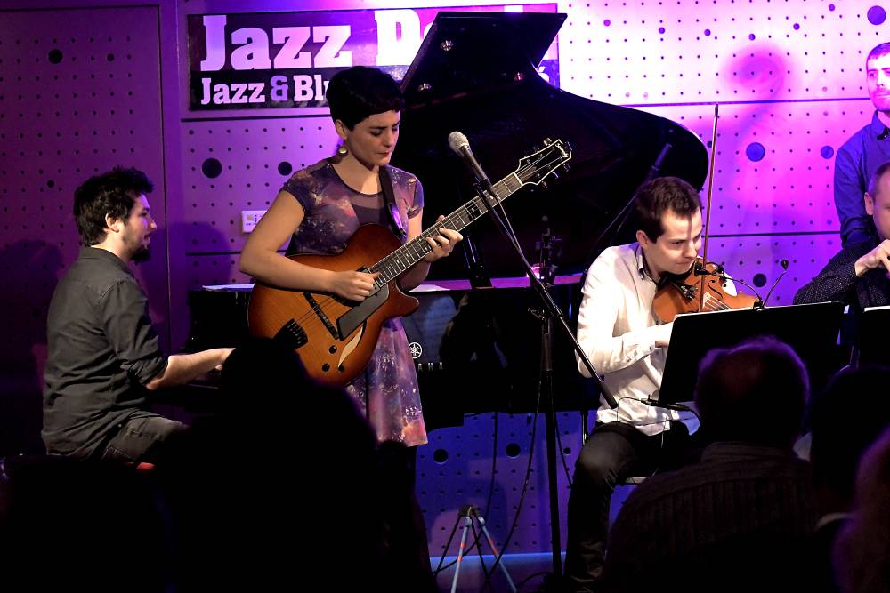 Chilská zpěvačka a kytaristka Camila Meza se v Jazz Docku představila v rámci Amerického jara