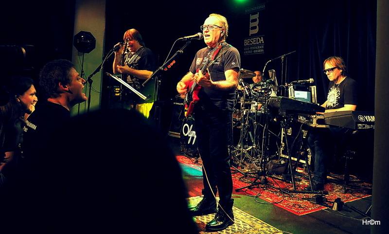 Olympic v Malostranské besedě: Petr Janda zahrál své manželce a představil skladby z nového alba