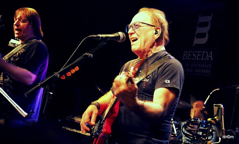 Olympic v Malostranské besedě: Petr Janda zahrál své manželce a představil skladby z nového alba