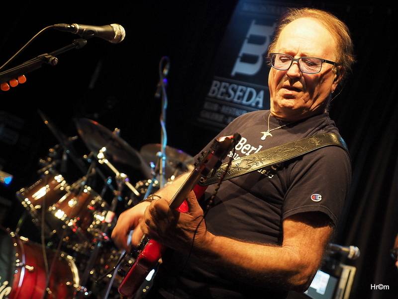 Olympic v Malostranské besedě: Petr Janda zahrál své manželce a představil skladby z nového alba