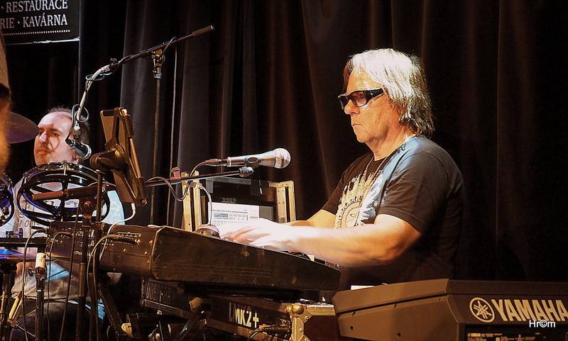 Olympic v Malostranské besedě: Petr Janda zahrál své manželce a představil skladby z nového alba