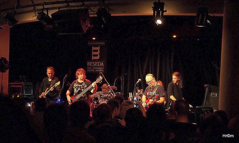 Olympic v Malostranské besedě: Petr Janda zahrál své manželce a představil skladby z nového alba