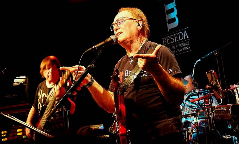 Olympic v Malostranské besedě: Petr Janda zahrál své manželce a představil skladby z nového alba