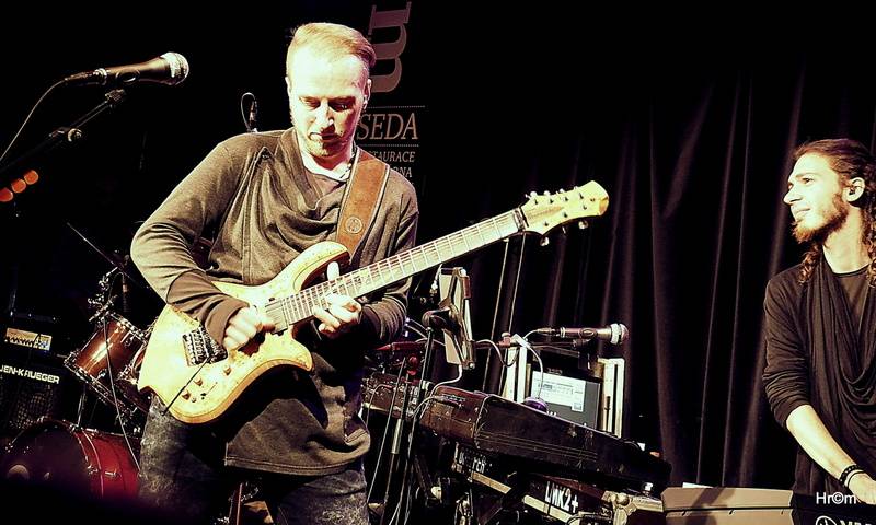 Olympic v Malostranské besedě: Petr Janda zahrál své manželce a představil skladby z nového alba