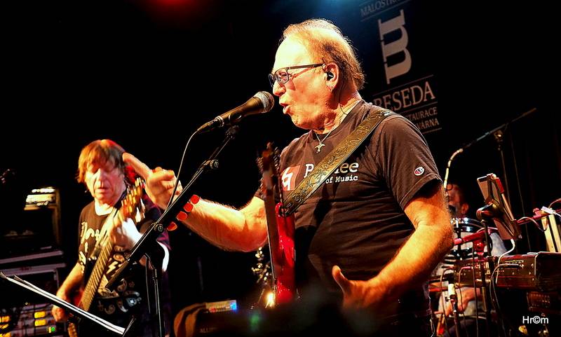 Olympic v Malostranské besedě: Petr Janda zahrál své manželce a představil skladby z nového alba