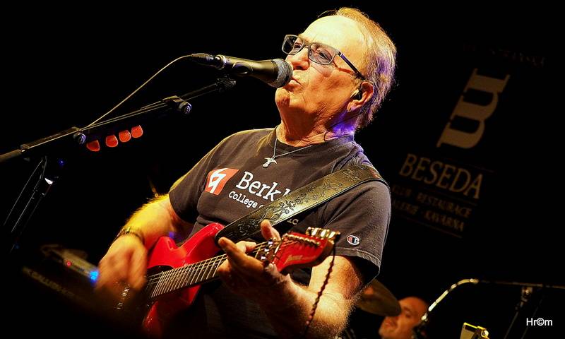 Olympic v Malostranské besedě: Petr Janda zahrál své manželce a představil skladby z nového alba