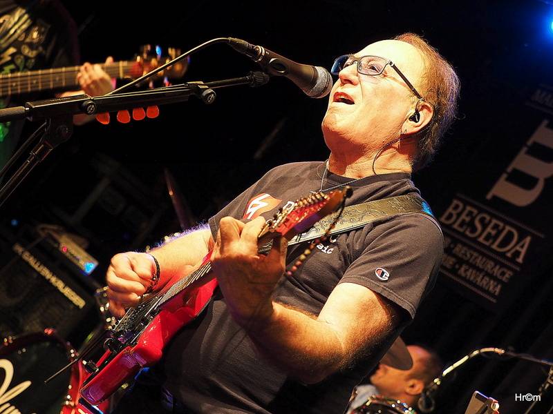 Olympic v Malostranské besedě: Petr Janda zahrál své manželce a představil skladby z nového alba