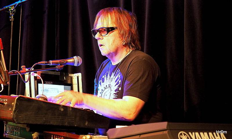 Olympic v Malostranské besedě: Petr Janda zahrál své manželce a představil skladby z nového alba