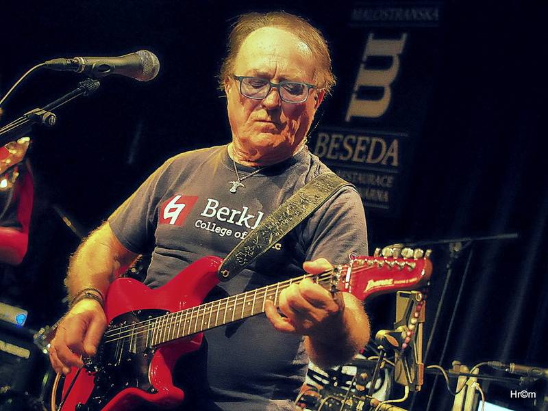 Olympic v Malostranské besedě: Petr Janda zahrál své manželce a představil skladby z nového alba