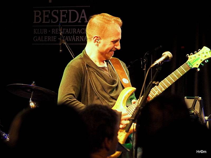 Olympic v Malostranské besedě: Petr Janda zahrál své manželce a představil skladby z nového alba