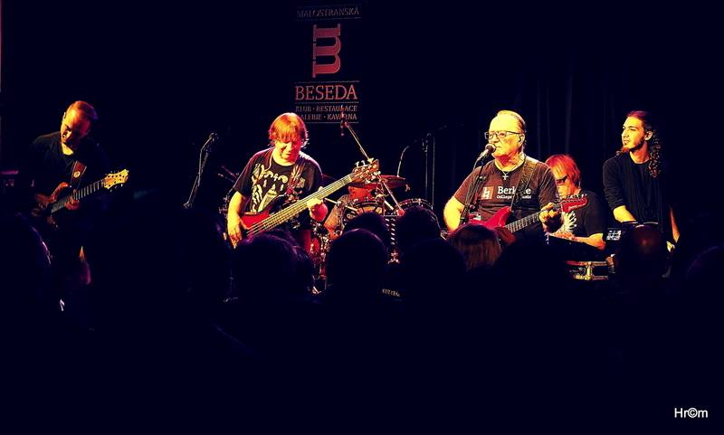 Olympic v Malostranské besedě: Petr Janda zahrál své manželce a představil skladby z nového alba