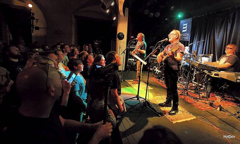 Olympic v Malostranské besedě: Petr Janda zahrál své manželce a představil skladby z nového alba