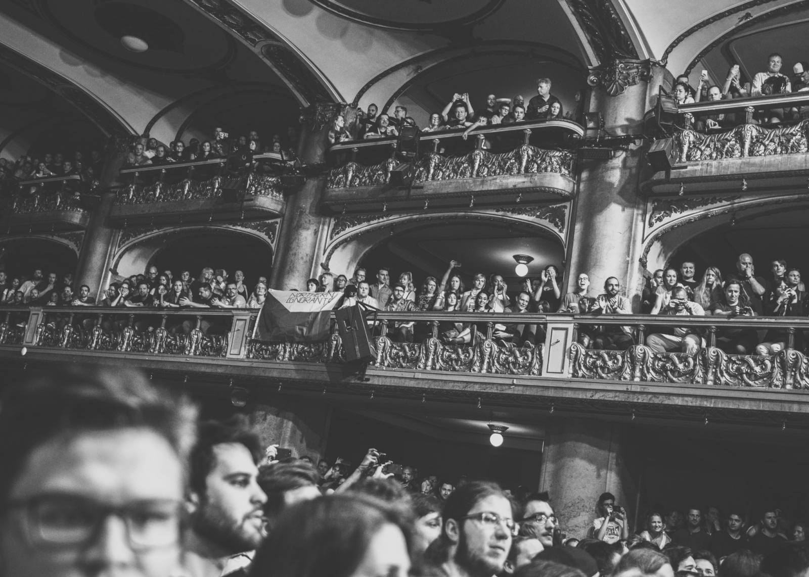 Noel Gallagher zaplnil Velký sál Lucerny a dal vzpomenout na Oasis