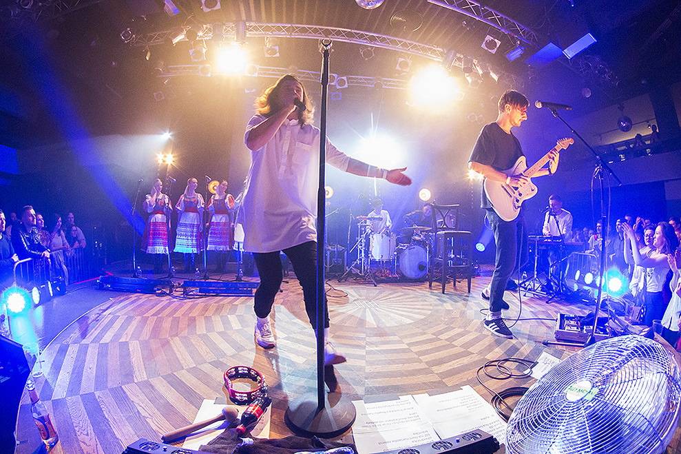 Billy Barman se v Praze předvedli spolu se slovenskými zpěvačkami