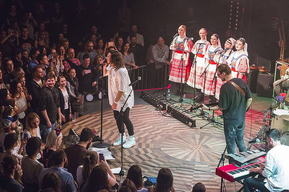 Billy Barman se v Praze předvedli spolu se slovenskými zpěvačkami