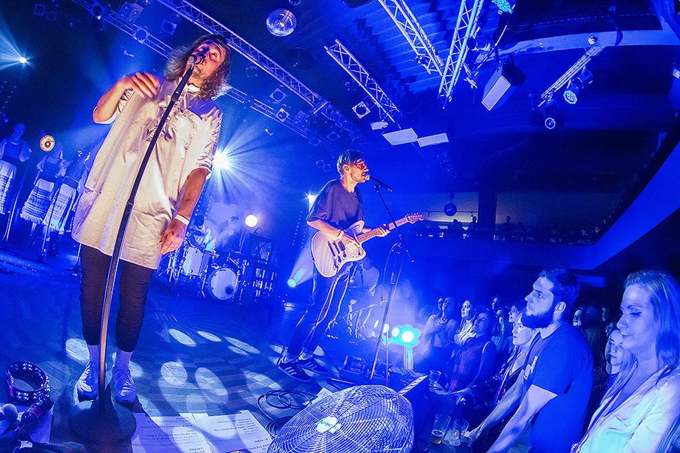 Billy Barman se v Praze předvedli spolu se slovenskými zpěvačkami