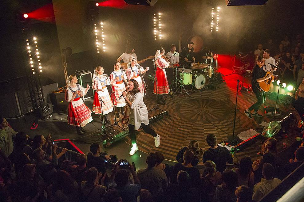 Billy Barman se v Praze předvedli spolu se slovenskými zpěvačkami