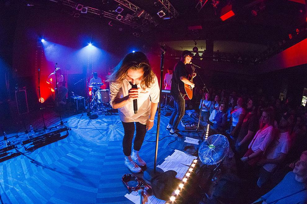 Billy Barman se v Praze předvedli spolu se slovenskými zpěvačkami