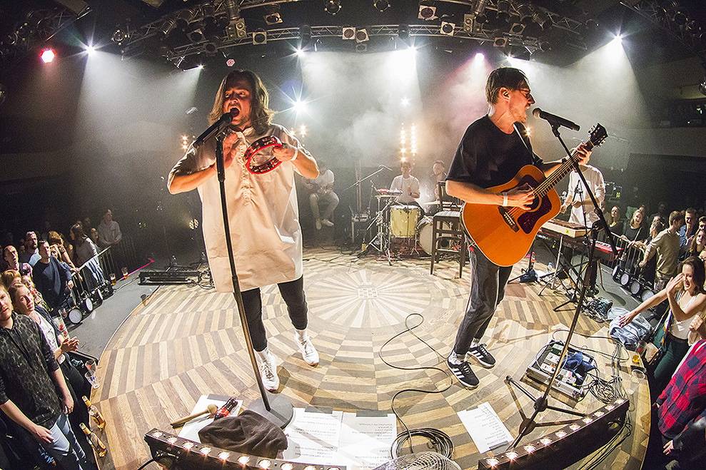 Billy Barman se v Praze předvedli spolu se slovenskými zpěvačkami