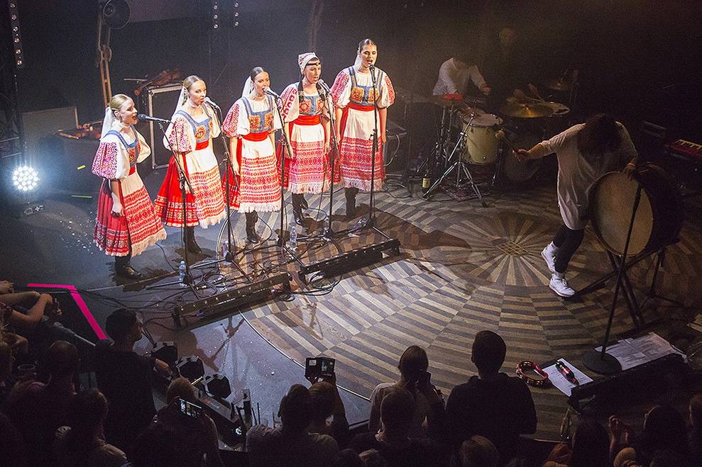 Billy Barman se v Praze předvedli spolu se slovenskými zpěvačkami