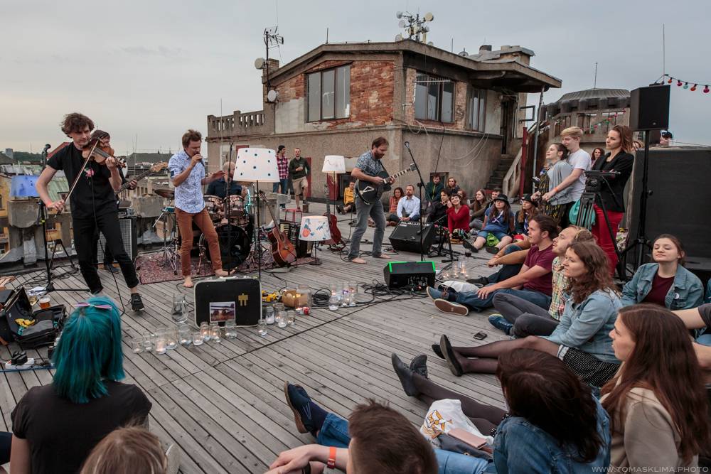 Zrní zajiskřili Černou hodinkou a půl na střeše Lucerny
