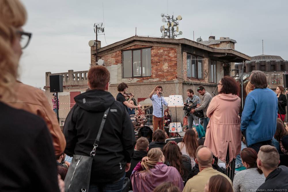 Zrní zajiskřili Černou hodinkou a půl na střeše Lucerny