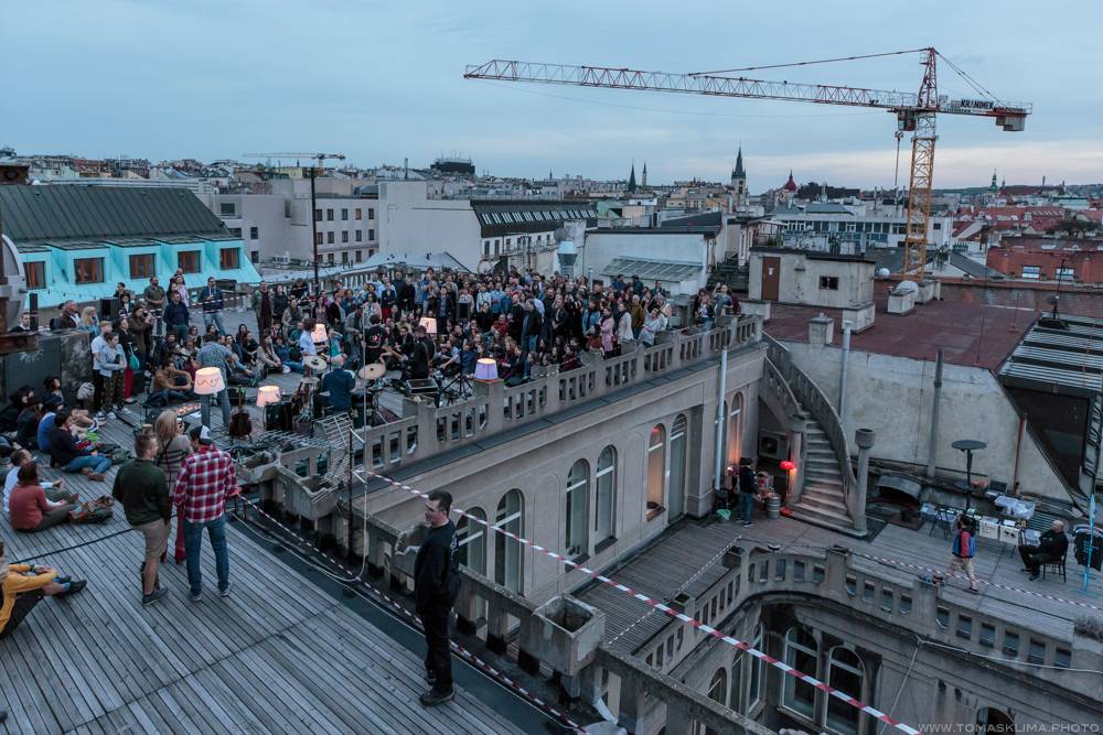 Zrní zajiskřili Černou hodinkou a půl na střeše Lucerny