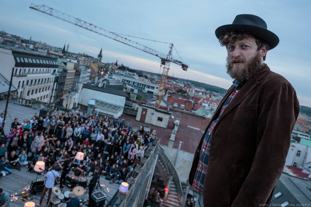 Zrní zajiskřili Černou hodinkou a půl na střeše Lucerny