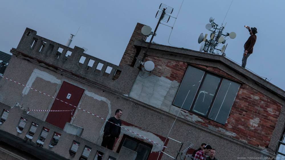 Zrní zajiskřili Černou hodinkou a půl na střeše Lucerny