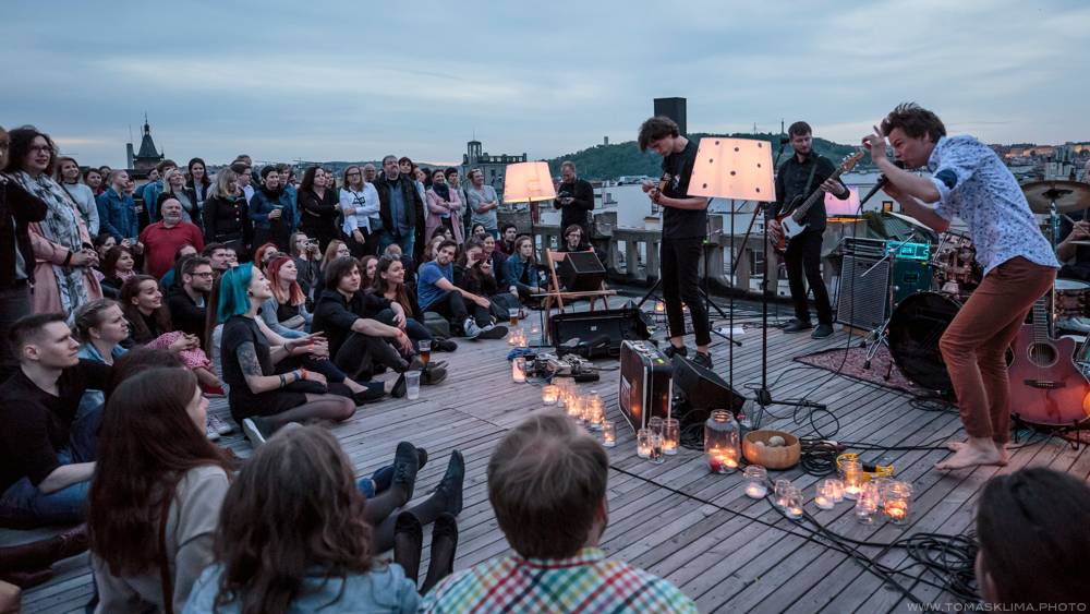 Zrní zajiskřili Černou hodinkou a půl na střeše Lucerny